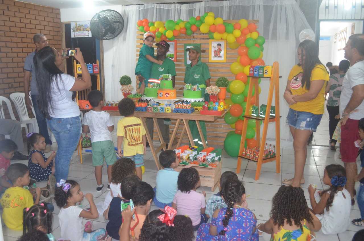 Camacã: Criança fã de Frank, o caminhão de Lixo, comemora aniversário com funcionários da limpeza
